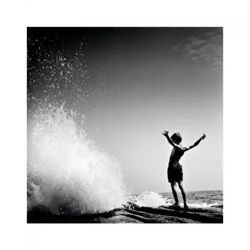 By Kohler Junge vor einer Welle 80x80x2cm (114204)