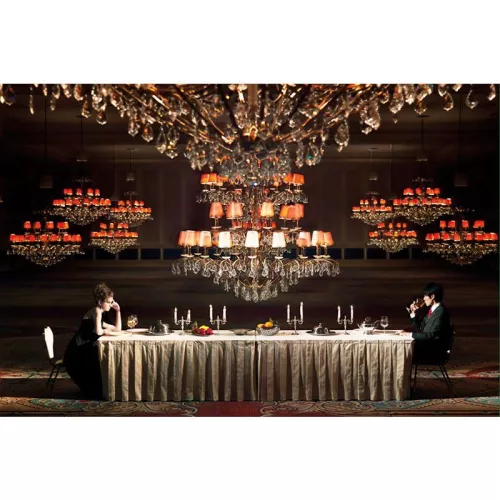 Mann und Frau sitzen in einem Ballsaal – 120 x 180 cm